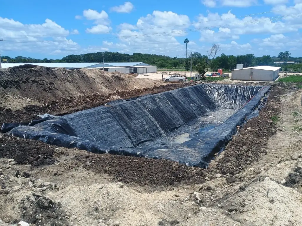 OLLA DE GEOMEMBRANA BASE DE 10 M DE LARGO X 5 M DE ANCHO CON UNA ALTURA DE 5 M (TALUD DE 2 A 1) ÁREA SUPERIOR DE 30 M DE LARGO X 25 M DE ANCHO PARA UNA CAPACIDAD DE 1600 M3