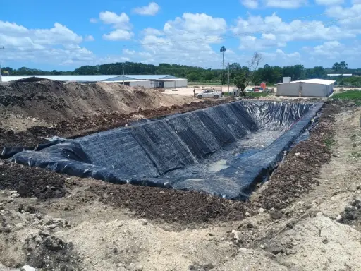 OLLA DE GEOMEMBRANA BASE DE 10 M DE LARGO X 5 M DE ANCHO CON UNA ALTURA DE 5 M (TALUD DE 2 A 1) ÁREA SUPERIOR DE 30 M DE LARGO X 25 M DE ANCHO PARA UNA CAPACIDAD DE 1600 M3